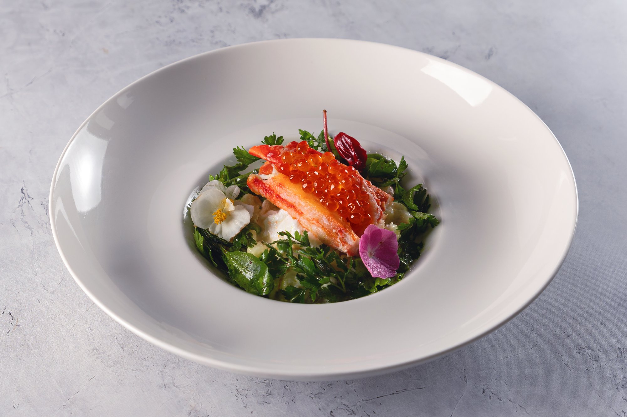 Салат оливье с камчатским крабом и икрой кеты