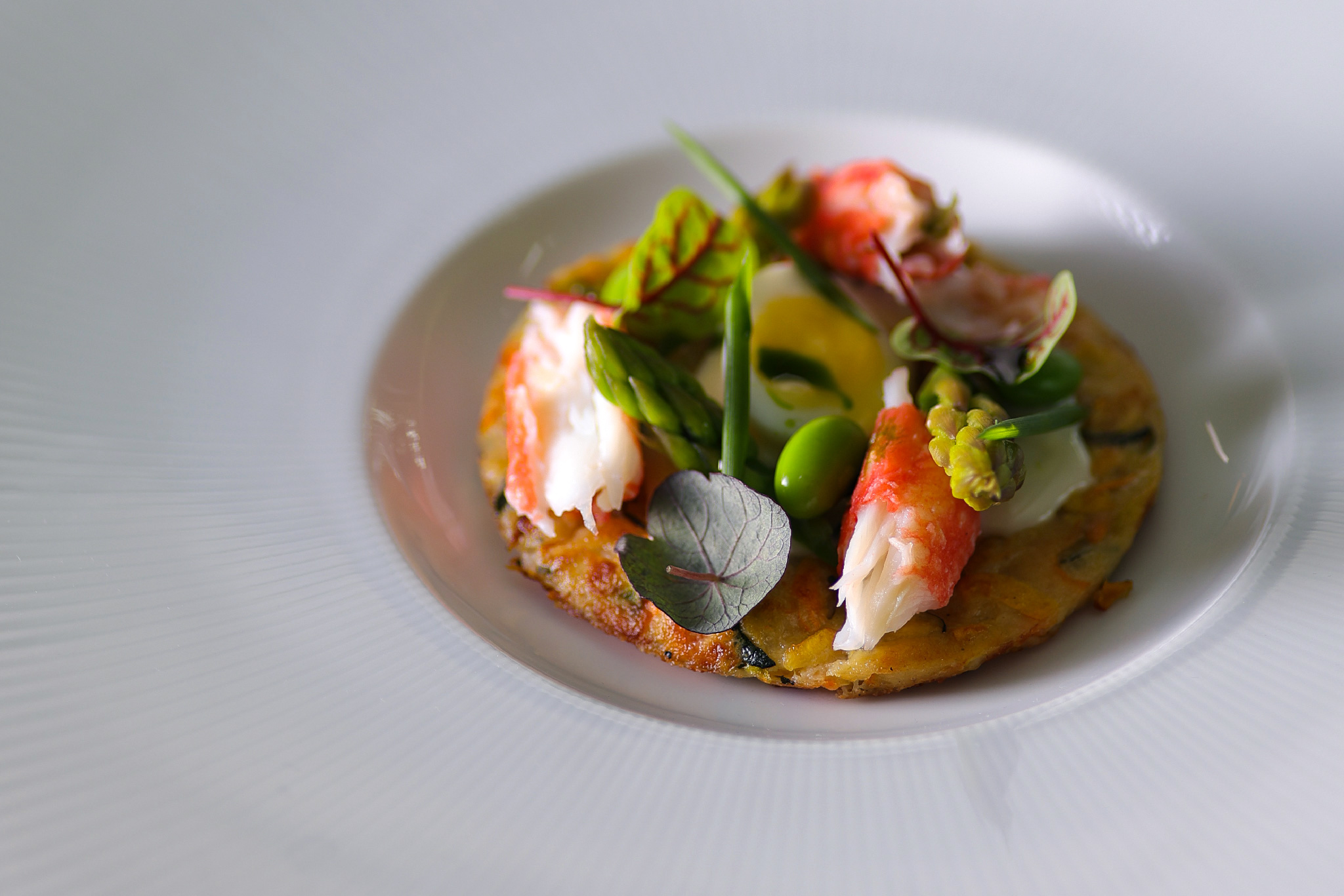Rösti su stracciatella sūriu, Karališkasis Kamčiatkos krabas, putpelių kiaušiniu ir žaliomis daržovė